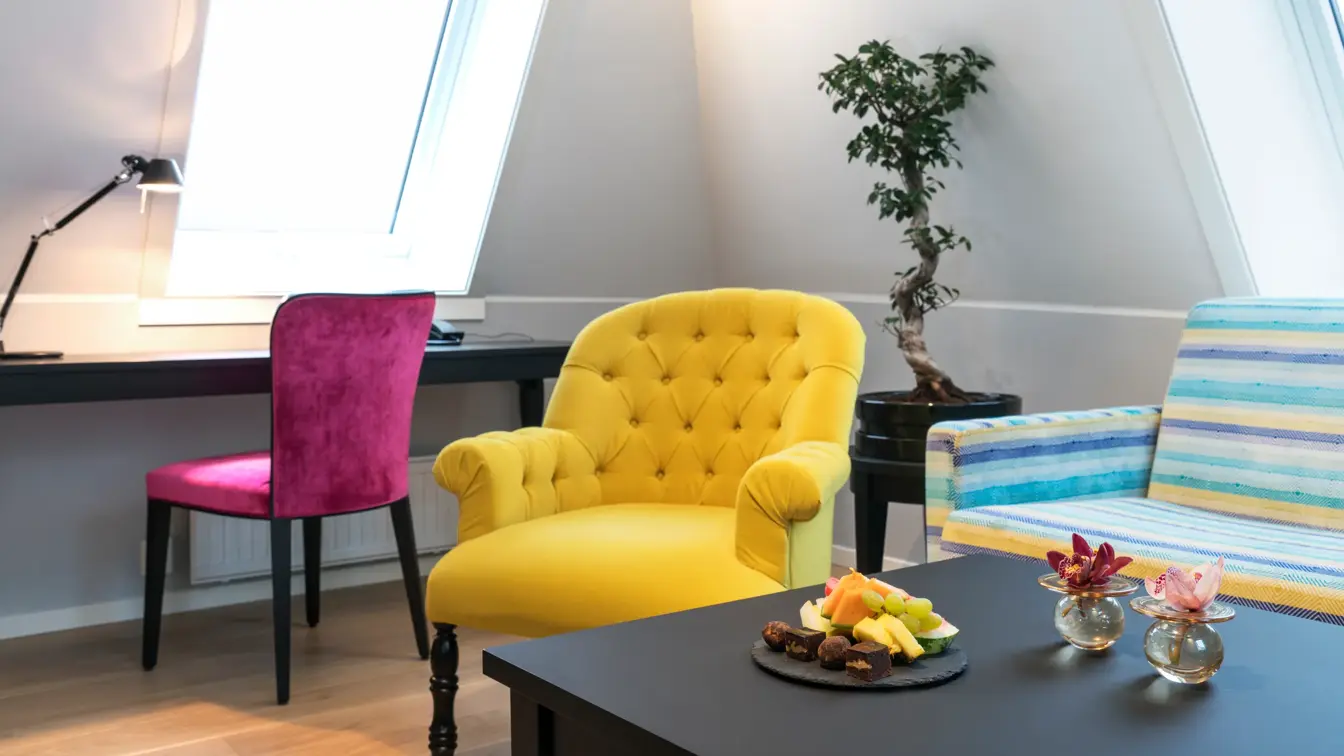 Sittegrupp og pult på juniorsuite på Thon Hotels Rosenkrantz Bergen 