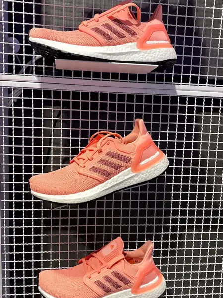 Nærbilde av joggesko på en utstillingsvegg