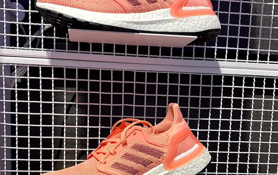 Nærbilde av joggesko på en utstillingsvegg