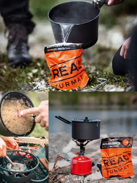 Nærbilde av hånd som heller vann fra en kjele i en Real Turmatpose, finger holder igjen lokk på en kjele med ris, nærbilde av et stormkjøkken som tennes oppp, kjele står på på en Primus ute på en stein med en Real Turmatpose ved siden av seg.