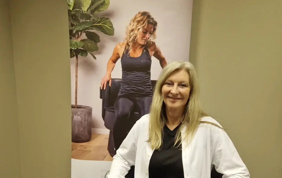 dame som sitter i en stol