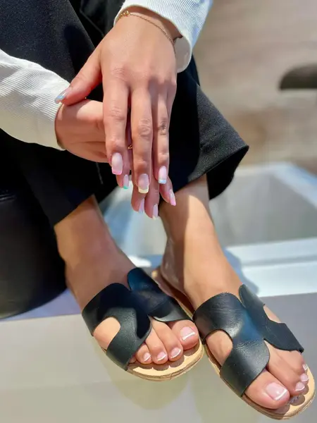 Dame som viser frem manikyren sin