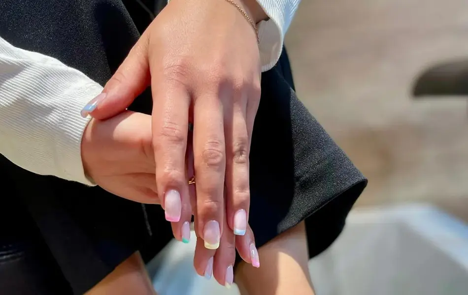 Dame som viser frem manikyren sin