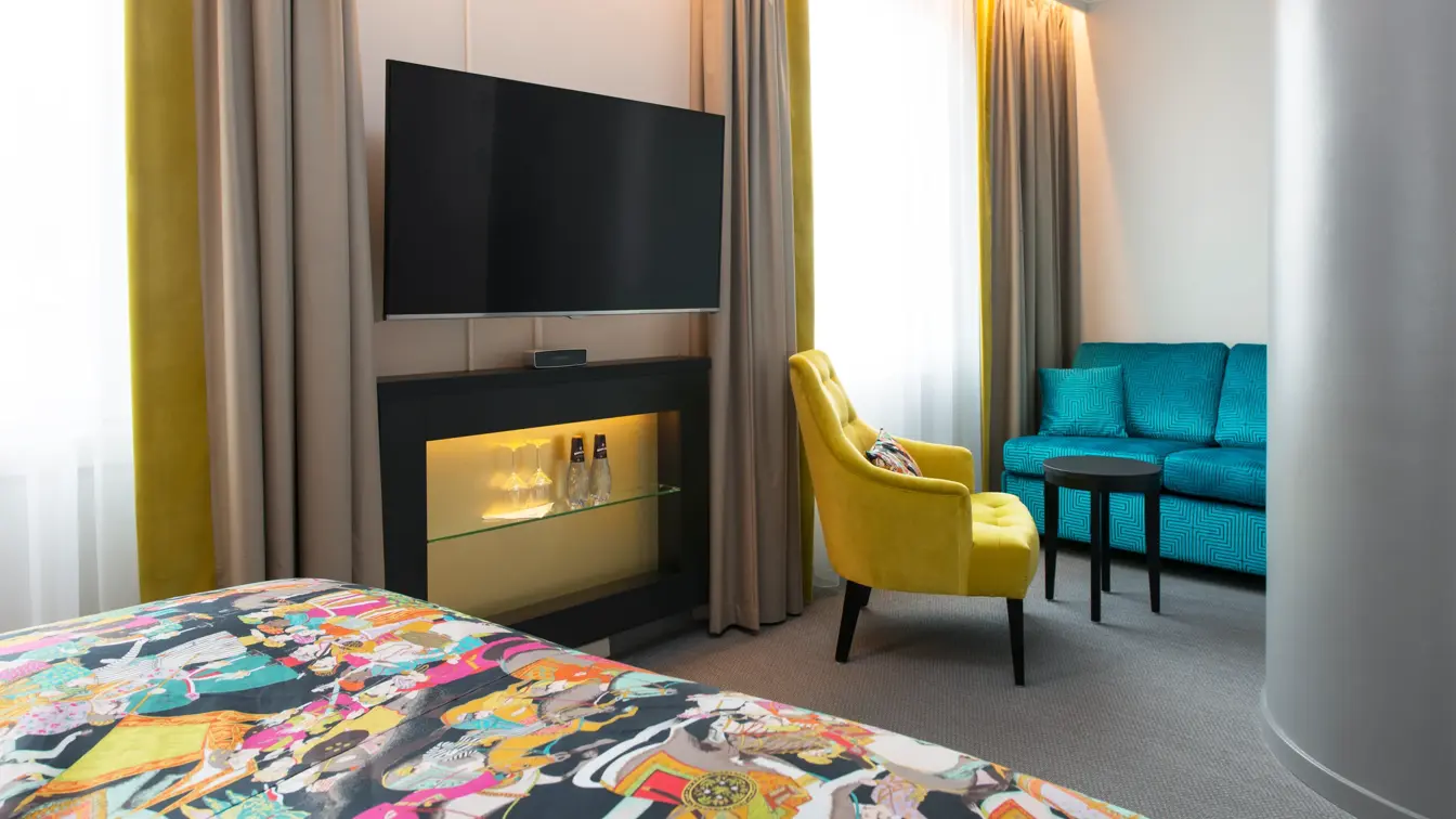 Dobbeltseng, tv, sofagruppe i superior room på Thon Hotel Rosenkrantz Oslo, som ligger i Oslo sentrum