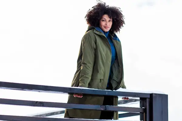 Dame som lener seg på et rekkverk