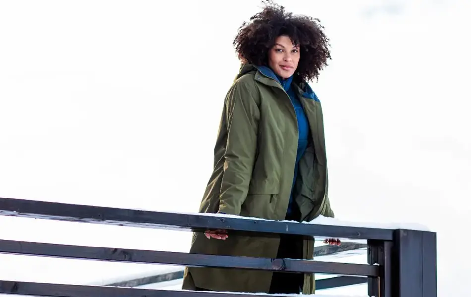 Dame som lener seg på et rekkverk