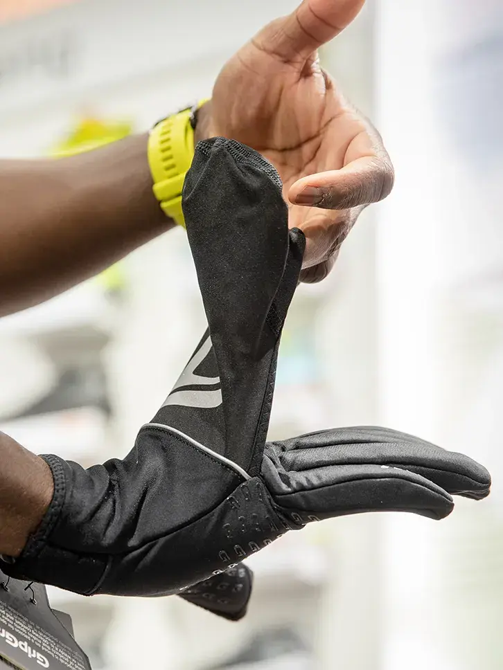 Bilde av hånd med spesialhanske for løping