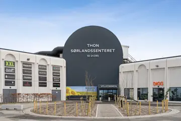 Thon Sørlandssenteret fasade, inngang med logo over.