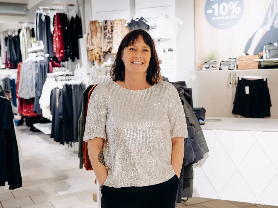 ansatt viser frem glitrende skjorte