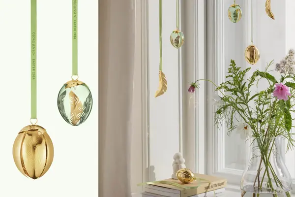 gullegg og grønt mønstret egg. Egg og fjær henger i vindu, vase med blomster.