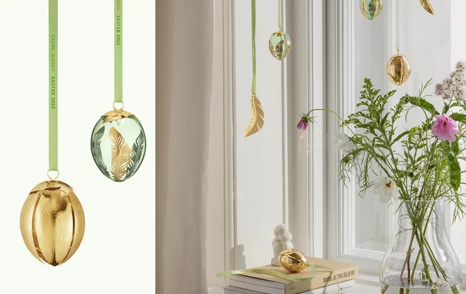 gullegg og grønt mønstret egg. Egg og fjær henger i vindu, vase med blomster.