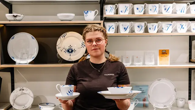 Dame som holder servise