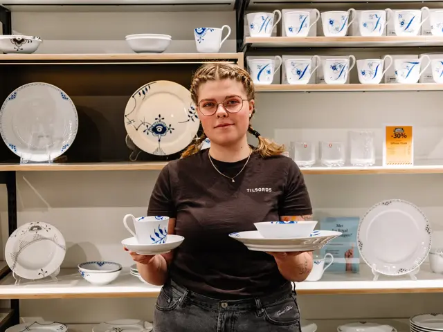 Dame som holder servise