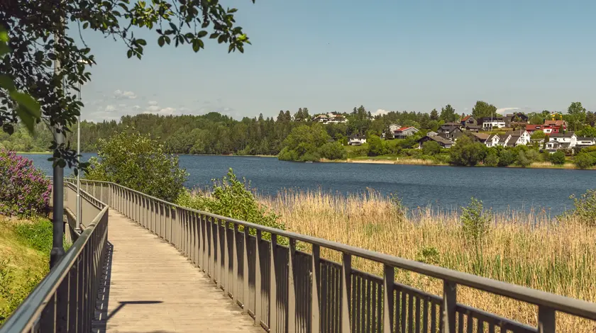 Bilde av turområde Heggedal og Vollen sommerstid med sjø og natur