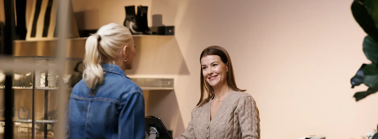 Kvinne handler klær i en butikk