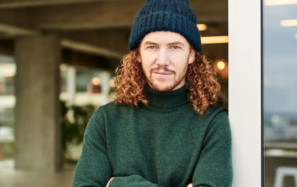 Nærbilde av mann i flaskegrønn genser     