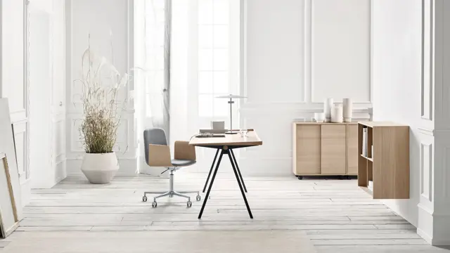 miljøbilde fra bolia i hvitt rom, skrivepult og kontorstol