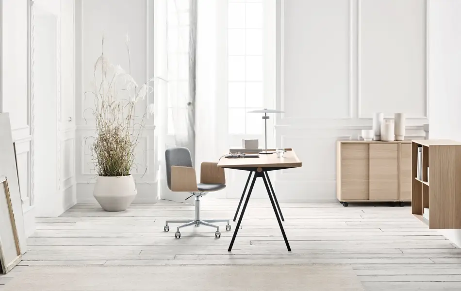 miljøbilde fra bolia i hvitt rom, skrivepult og kontorstol