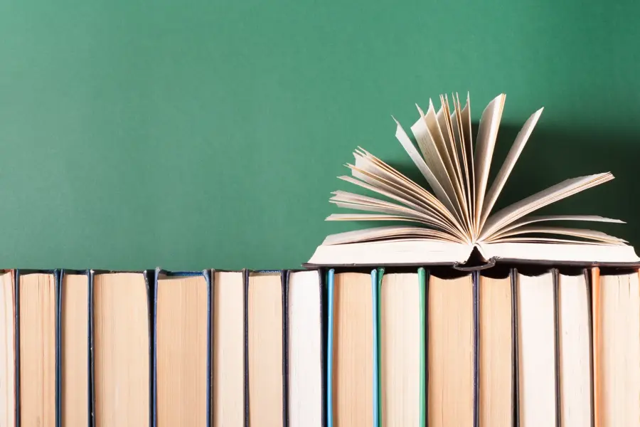 Bøker med grønn bakgrunn