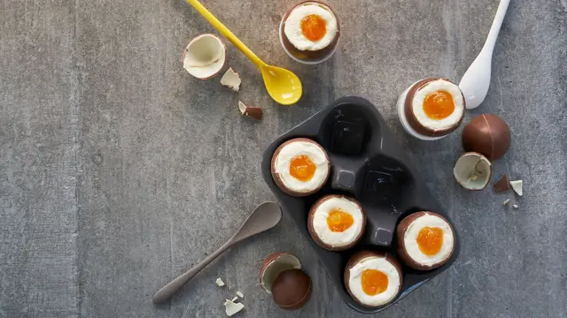 Åpne kinderegg med ostekake som ser ut som egg