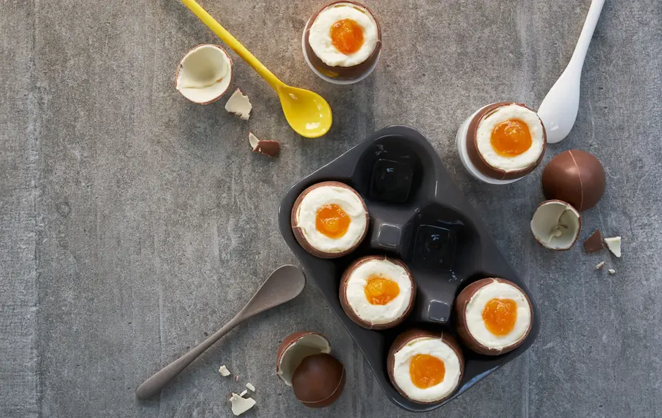 Åpne kinderegg med ostekake som ser ut som egg