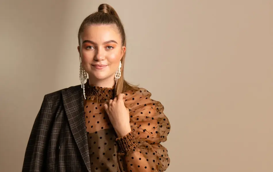 Maren Schia i prikkete bluse med sorte skuldre og rutete dress