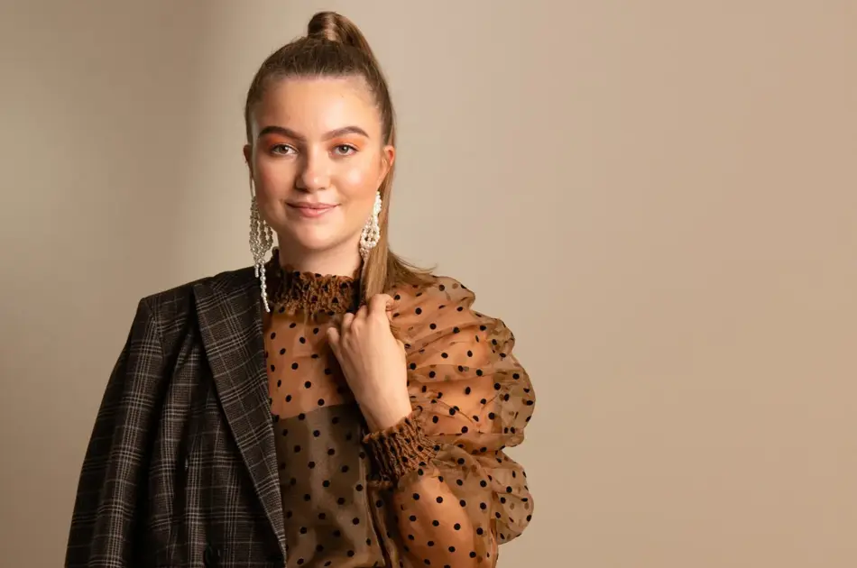 Maren Schia i prikkete bluse med sorte skuldre og rutete dress