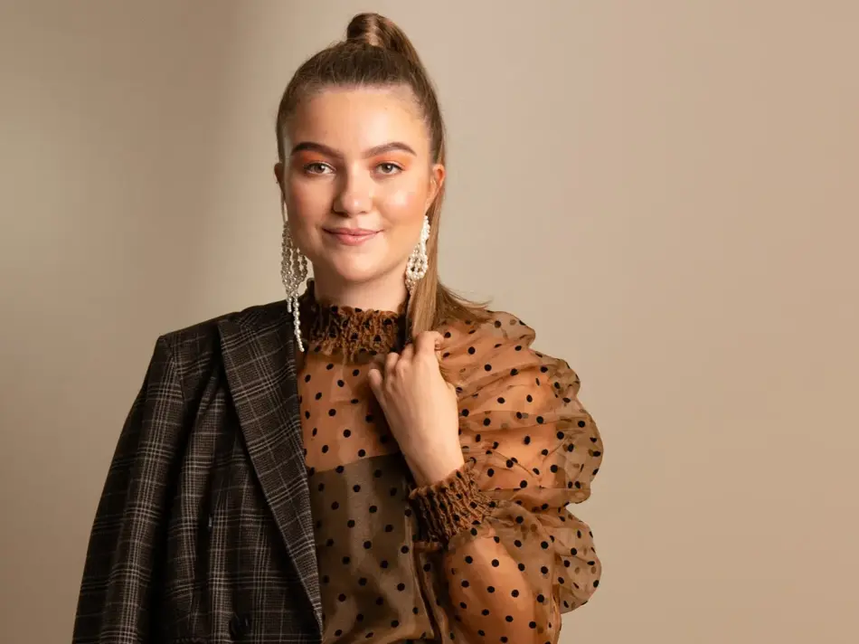 Maren Schia i prikkete bluse med sorte skuldre og rutete dress