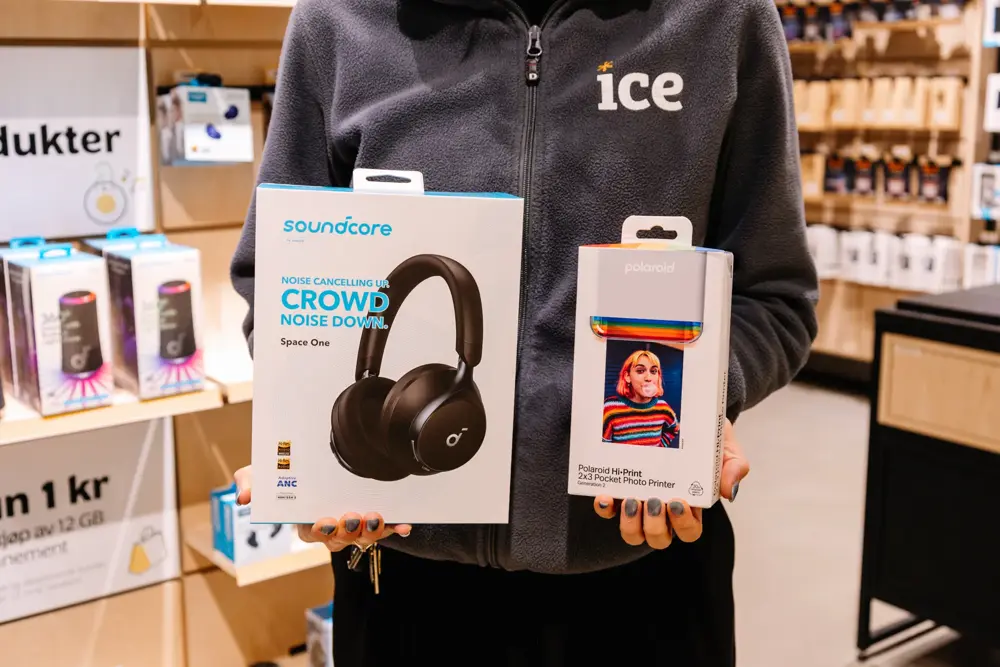 Dame som holder headset og polraid printer