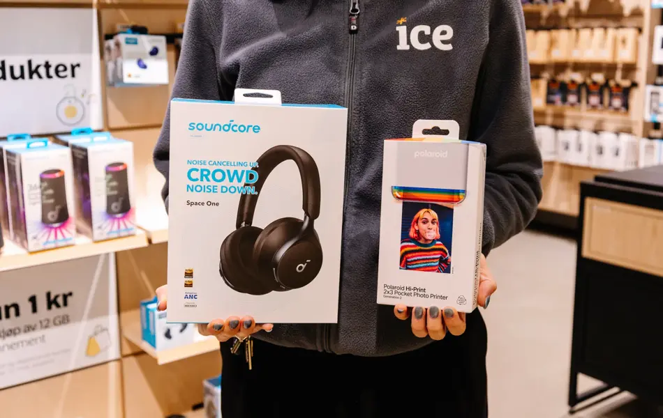 Dame som holder headset og polraid printer