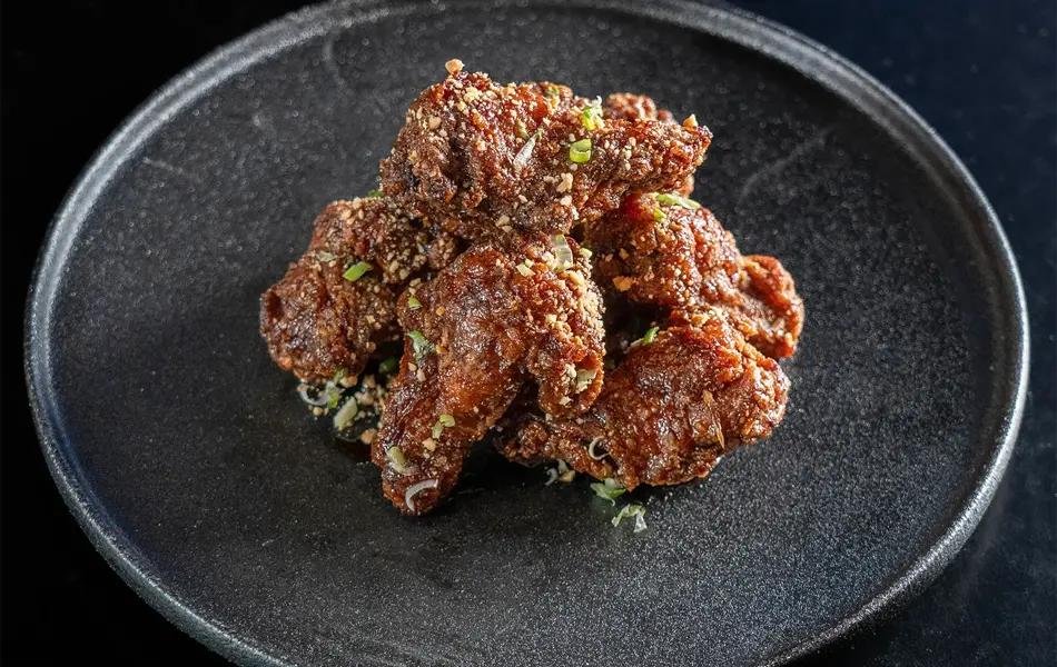 Fried chicken på et fat