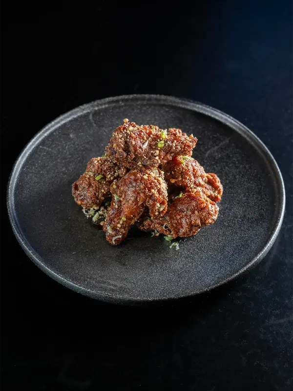 Fried chicken på et fat