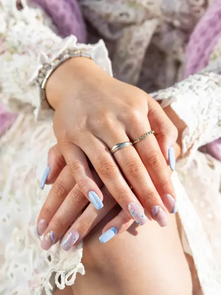 Nærbilde av hendene til en dame