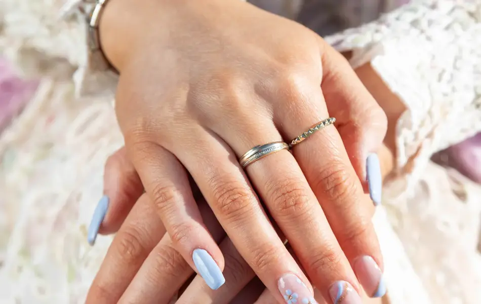 Nærbilde av hendene til en dame