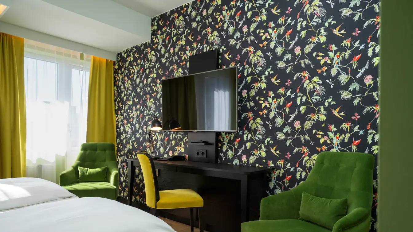 TV, skrivebord og stoler i superior rom på Thon Hotel Gyldenløve i Oslo