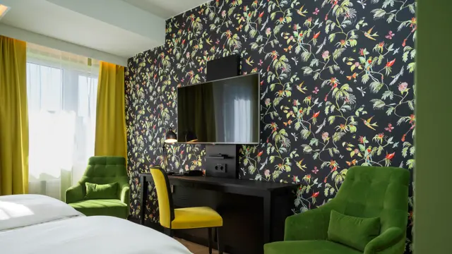 TV, skrivebord og stoler i superior rom på Thon Hotel Gyldenløve i Oslo