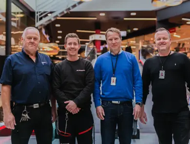 Menn står på rekke