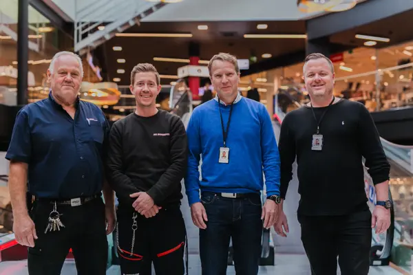 Menn står på rekke