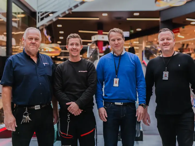 Menn står på rekke