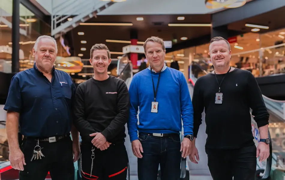 Menn står på rekke