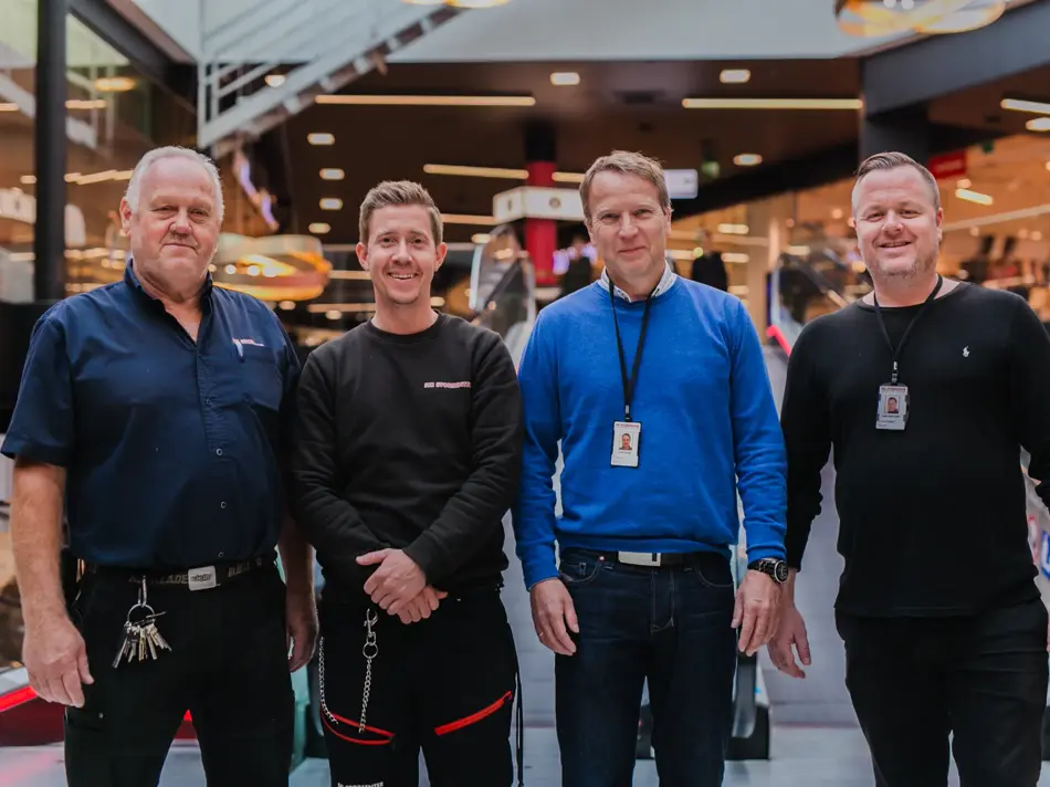 Menn står på rekke