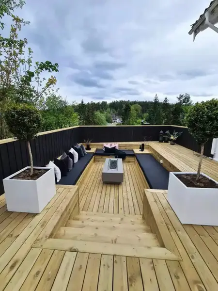 Stor terrasse med sittegruppe