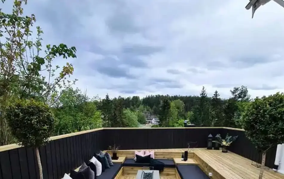 Stor terrasse med sittegruppe