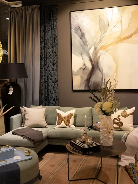 Stort bilde og sofa med pynteputer