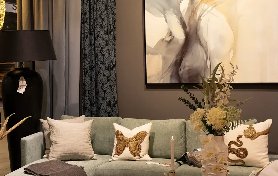 Stort bilde og sofa med pynteputer