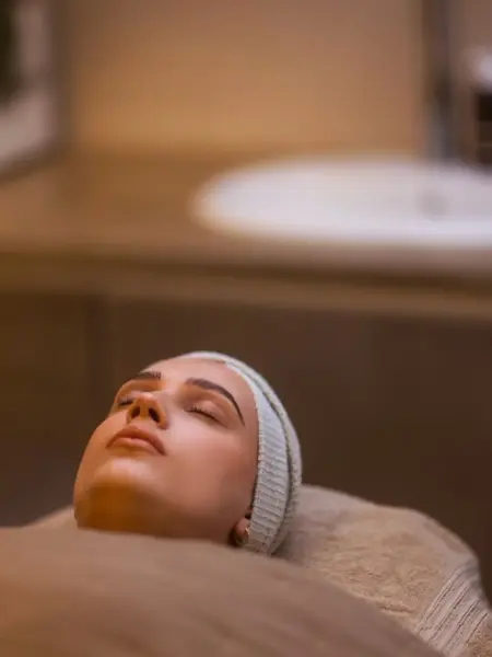 Dame som ligger å får ansiktsbehandling