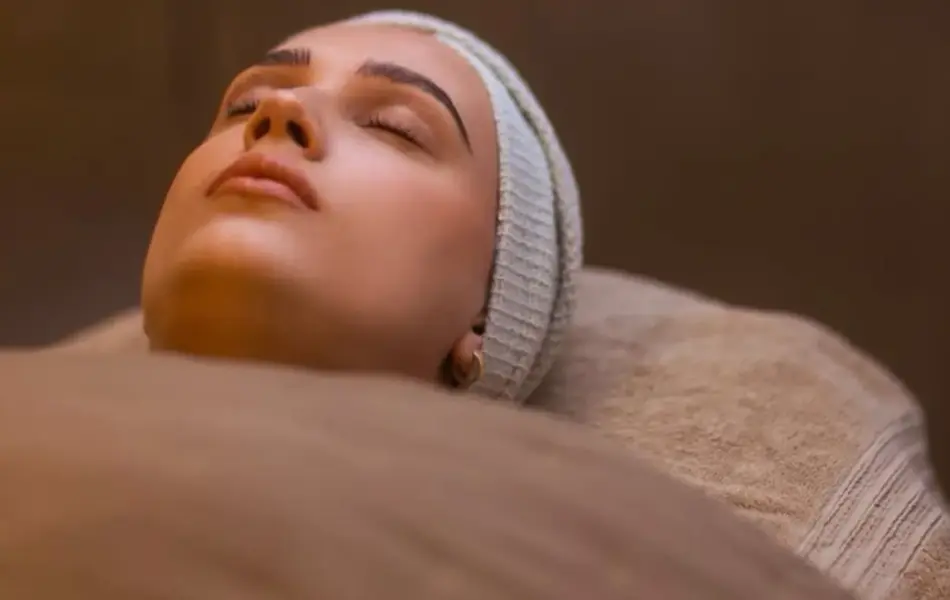 Dame som ligger å får ansiktsbehandling