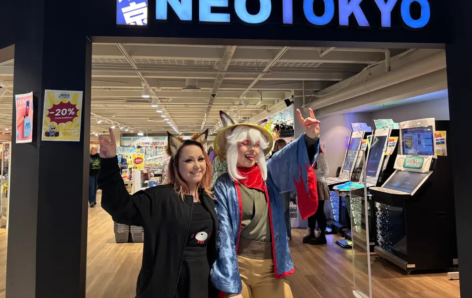 smilende jenter i kostyme