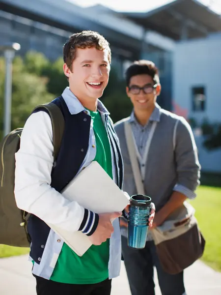 to unge gutter med ryggsekk, laptop og termokopp i hånden