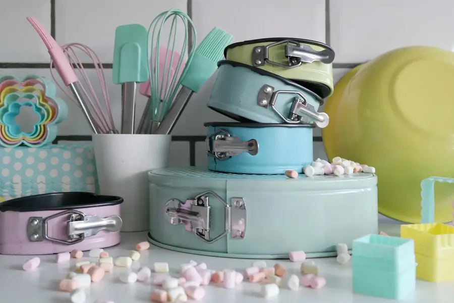 Kjøkkenting og bakeformer på kjøkkenbenk